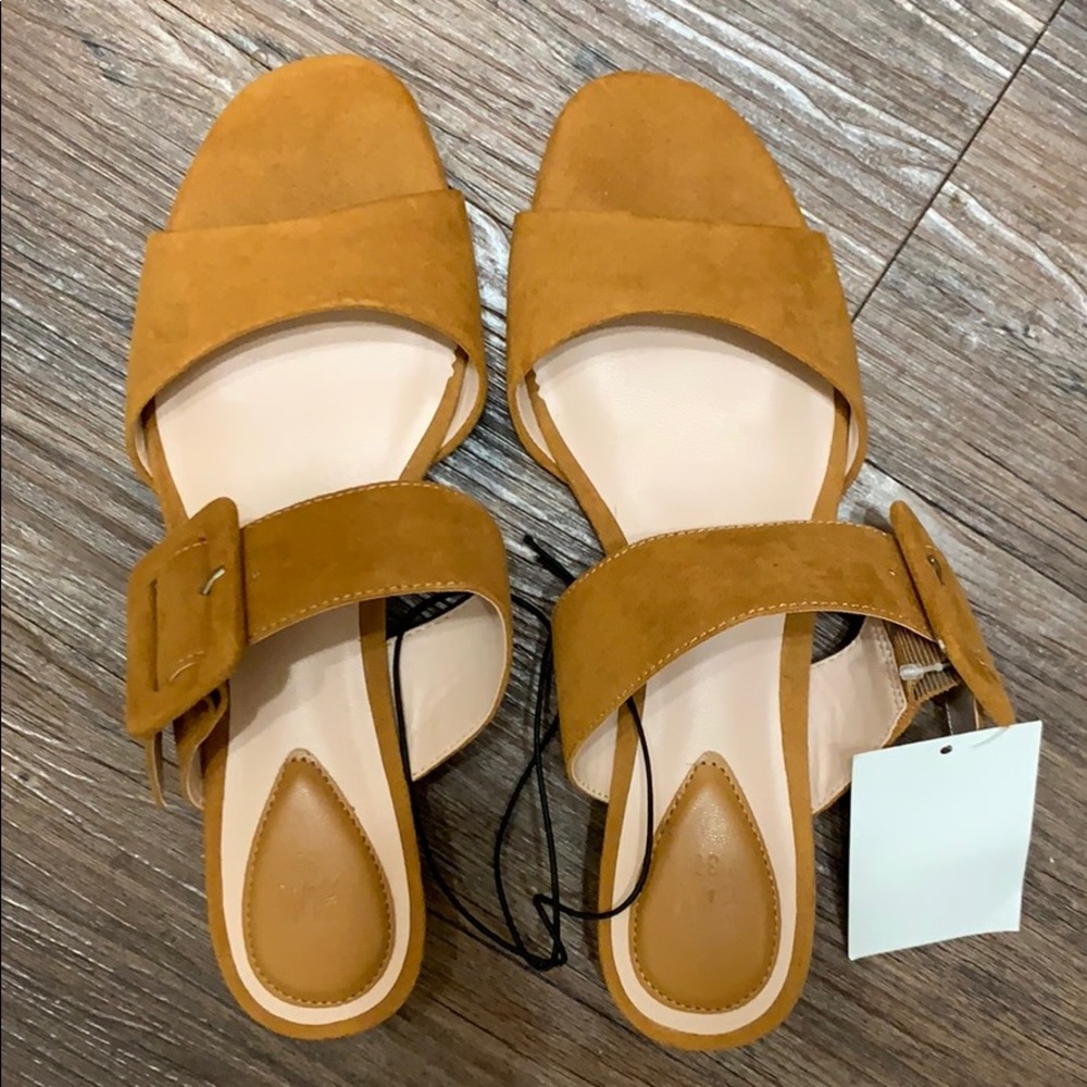 Buckle strap suede sandals